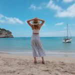 10 idées de tenues estivales chic et pratiques pour voyager léger sans sacrifier le style