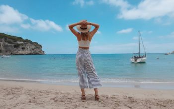 10 idées de tenues estivales chic et pratiques pour voyager léger sans sacrifier le style