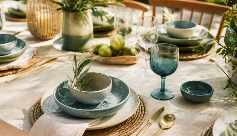 Les 8 tendances de vaisselle chic pour sublimer vos repas d’été à la maison